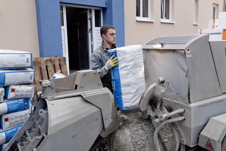 Mix UZIN SC 914 Turbo in a screed pump. Empty 2 full sacks of UZIN SC 914 Turbo into the mixer. Then add the required quantity of water (approx. 20 litres) and mix for two minutes. Finally pump to the workplace and apply quickly. UZIN SC 914 Turbo can also be mixed using other methods please refer to the product data sheet. 