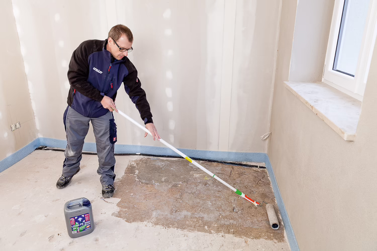 Prime the substrate with UZIN PE 360 Plus using the UZIN nylon fibre roller. Alternatively, installation on a separating membrane is also possible but the minimum thickness of UZIN SC 914 Turbo is then 3 cm.