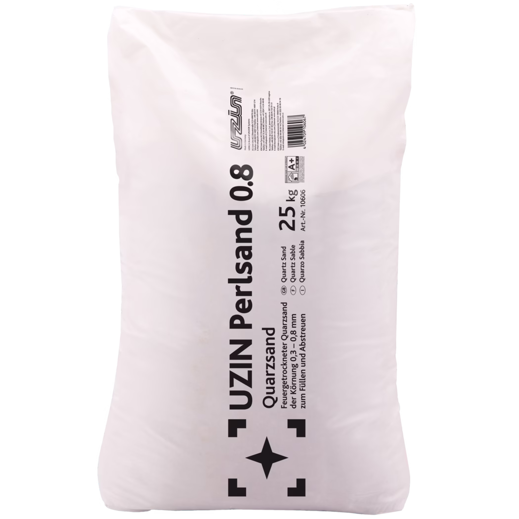 UZIN_Dummy_Quartz Sand 0.8-25kg_2019-11 White plastic sack with vertical black print reading "UZIN Perlsand 0.8" and a bold "25 kg" weight marking. The packaging indicates quartz sand with grain size 0.3–0.8 mm, an article number and a barcode, plus the UZIN logo. The sealed bag shows creases and a slight plastic sheen and is intended for filling and for sprinkling/spreading on floors during installation and leveling.