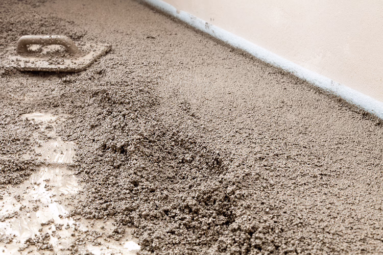 The surface is slightly compressed with a straightedge or trowel. With uneven substrates, spreading to thickness (approx. 5 mm) is possible. 