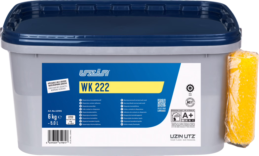 UZIN_Dummy_WK 222-6kg_2025-11 A rectangular grey plastic tub with a dark blue snap‑on lid and a blue‑and‑yellow label reading 'WK 222'. The tub is marked 6 kg (~5.0 L) and shows technical icons, a barcode and multilingual product information. A yellow sponge wrapped in plastic is fixed to the right side. The label displays the brand 'Uzin Utz' and an A+ indoor emissions rating symbol. The image is a product shot on a white background, crisp and evenly lit.