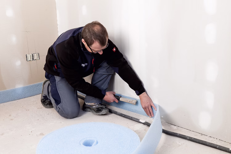 Position at least 8 mm thick foam expansion strips around all vertical elements such as walls, supports, pipes, platforms, door frames, etc. This prevents acoustic bridges and stresses resulting from rigid bonding to other building elements.