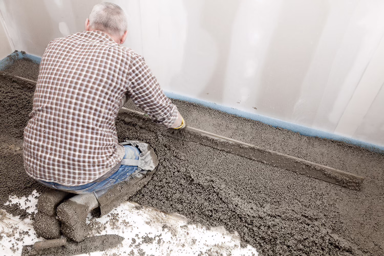 After mixing, the screed should be spread to the desired thickness using a screed rake or screed trowel before being drawn flat using a straightedge.